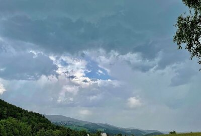 Unwetterwarnung vor schweren Gewittern im Erzgebirge - Drohende Unwetter im Erzgebirge - hier bei Lauter-Bernsbach. Foto: Daniel Unger
