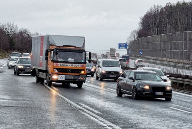 Freitagmittag ereignete sich auf der A4 bei Lichtenau in Fahrtrichtung Chemnitz ein Verkehrsunfall. Foto: Harry Härtel
