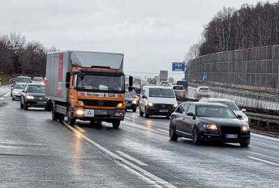Update A4-Unfall bei Auerswalde: Fahrer verlor Kontrolle auf schneeglatter Fahrbahn - Freitagmittag ereignete sich auf der A4 bei Lichtenau in Fahrtrichtung Chemnitz ein Verkehrsunfall. Foto: Harry Härtel
