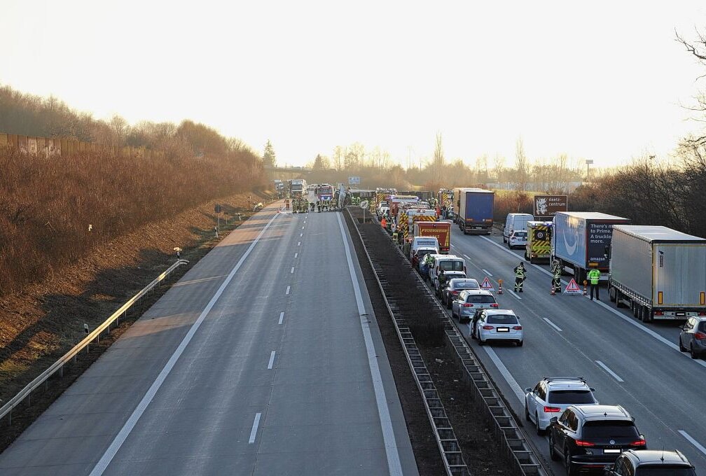 Update: A72 zwischen Stollberg West und Hartenstein erneut gesperrt - Vollsperrung auf der A72. Foto: Niko Mutschmann