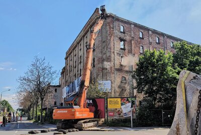 Update: Abriss der Industriebrache  hat begonnen - Der Abriss des Gebäudes hat begonnen. Foto: Erik Hoffmann