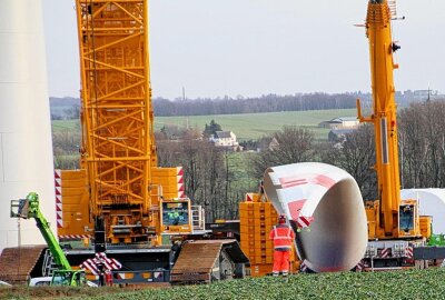 Update: Am bisher "kopflosen" Windrad wird der erste Flügel montiert - 80 Meter langer Windradflügel nach Wiederau transportiert. Foto: Andrea Funke