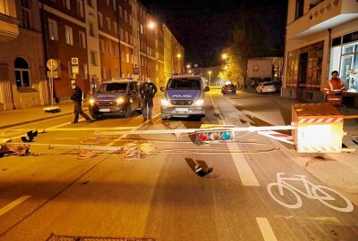 Update: Ampel-Randalierer blockiert Chemnitzer Stadtverkehr und wirft sich gegen PKW - Ein Ampel-Randalierer wütete in der Nacht zum Freitag in Chemnitz. Foto: Harry Härtel