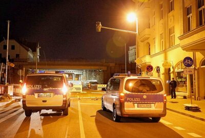 Update: Ampel-Randalierer blockiert Chemnitzer Stadtverkehr und wirft sich gegen PKW - Ein Ampel-Randalierer wütete in der Nacht zum Freitag in Chemnitz. Foto: Harry Härtel