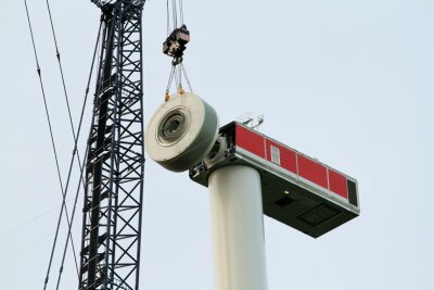 Der Bau im Windpark geht weiter. Der Generator wird angebaut. Foto: Andrea Funke