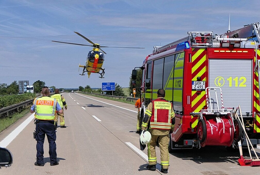 Update: Auffahrunfall auf A14: Rettungshubschrauber im Einsatz - Eine Frau musste schwer verletzt durch einen Rettungshubschrauber ins Krankenhaus gebracht werden. Foto: Sören Müller