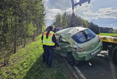 Update: Auto überschlägt sich bei Unfall im Vogtland: 61-Jährige schwerverletzt - Beide beteiligten Pkw waren nicht mehr fahrbereit und mussten abgeschleppt werden. Foto: Mike Müller