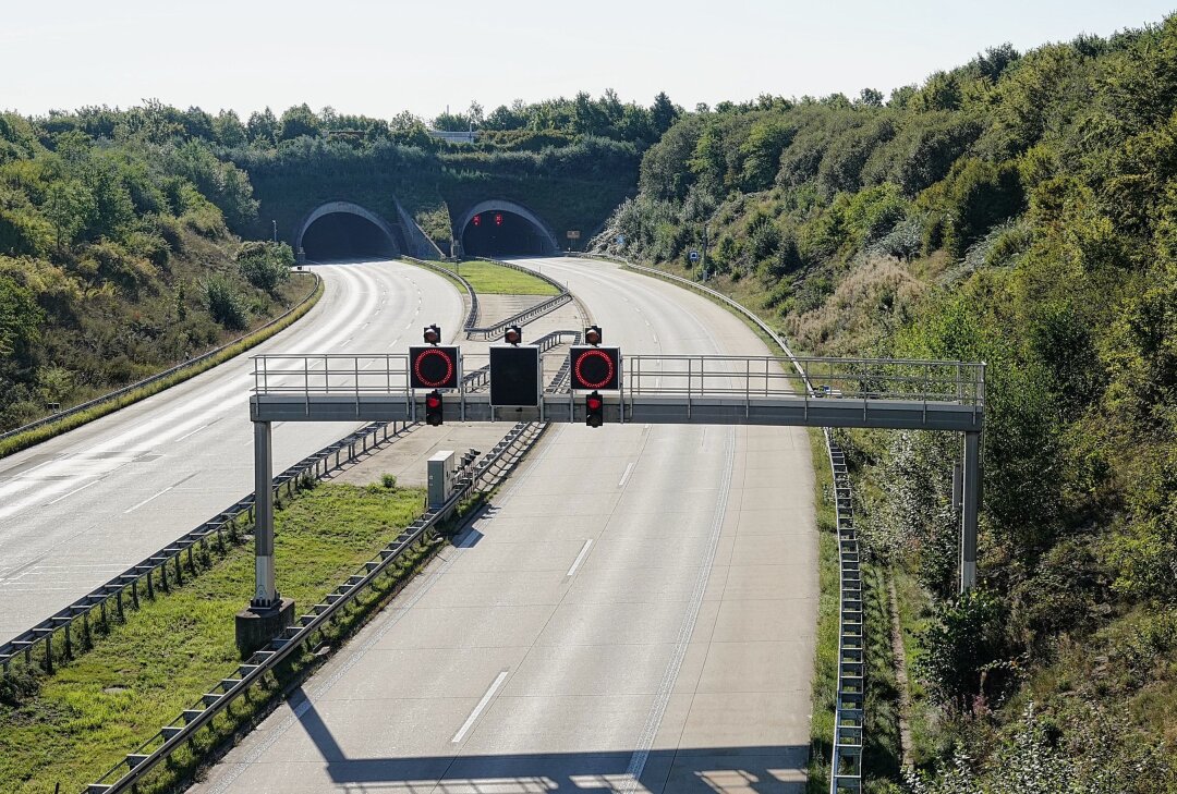 Update: Beidseitige Vollsperrung der A17 - Stromausfall im Autobahntunnel - Der Autobahntunnel wurde aufgrund von Stromausfall gesperrt. Foto: Roland Halkasch