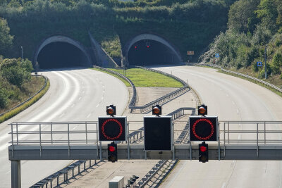 Update: Beidseitige Vollsperrung der A17 - Stromausfall im Autobahntunnel - Der Autobahntunnel wurde aufgrund von Stromausfall gesperrt. Foto: Roland Halkasch