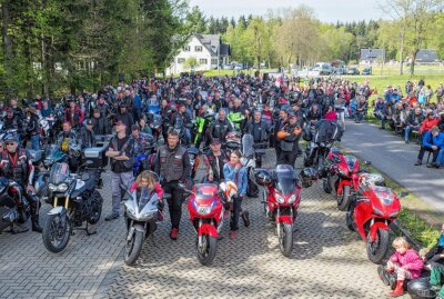 Update: Bikergottesdienst zieht Ehrenfriedersdorf um - Hunderte Biker christlichen Glaubens nehmen am Gottesdienst teil. Foto: Jan Görner/Archiv