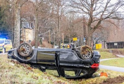 UPDATE: BMW kommt von Straße ab und überschlägt sich - Am heutigen Heiligabend kam es auf der B180 zu einem Verkehrsunfall. Foto: Andre März