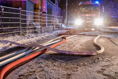 Update: Brand in Leukersdorf: Feuerwehr kämpft gegen Flammeninferno in Scheune - Auf der Hauptstraße in Leukersdorf brach am Dienstagabend gegen 17.30 Uhr ein verheerender Brand in einer Scheune aus. Foto: André März