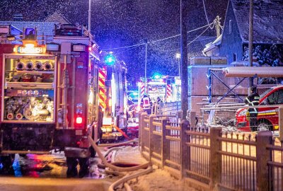 Update: Brand in Leukersdorf: Feuerwehr kämpft gegen Flammeninferno in Scheune - Auf der Hauptstraße in Leukersdorf brach am Dienstagabend gegen 17.30 Uhr ein verheerender Brand in einer Scheune aus. Foto: André März