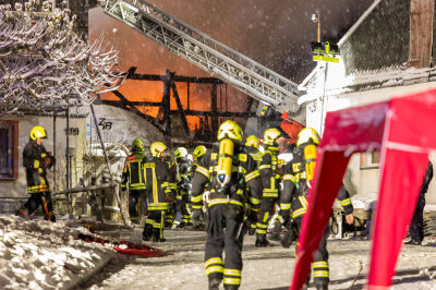 Update: Brand in Leukersdorf: Feuerwehr kämpft gegen Flammeninferno in Scheune - Schnee und Temperaturen unter dem Gefrierpunkt behinderten die Löscharbeiten. Foto: André März