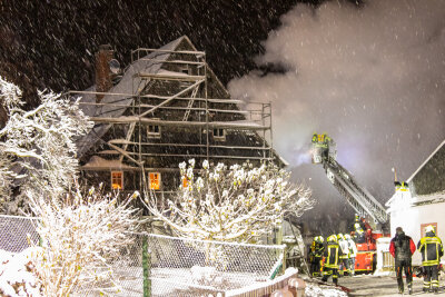 Update: Brand in Leukersdorf: Feuerwehr kämpft gegen Flammeninferno in Scheune - Schnee und Temperaturen unter dem Gefrierpunkt behinderten die Löscharbeiten. Foto: André März