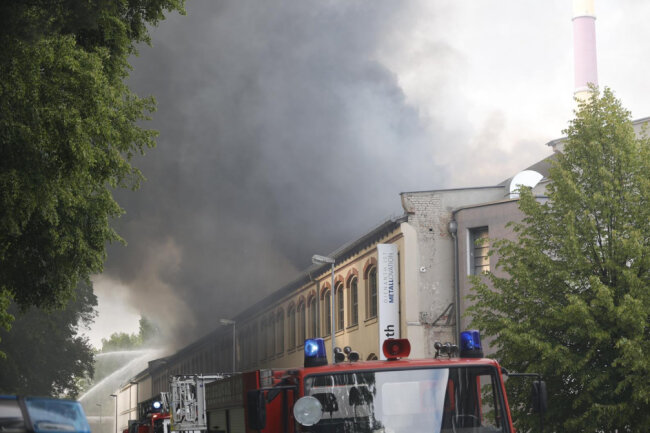 Update: Brand in Stahlgießerei - Schaden in Millionenhöhe - Eine riesige Rauchwolke ist über Chemnitz zu sehen.
