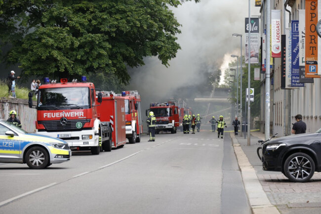 Update: Brand in Stahlgießerei - Schaden in Millionenhöhe - Eine riesige Rauchwolke ist über Chemnitz zu sehen.