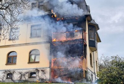 Update: Brand über mehrere Etagen in Auer Mehrfamilienhaus - Brand im Mehrfamilienhaus. Foto: Daniel Unger