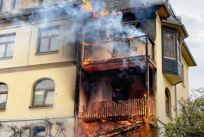 Update: Brand über mehrere Etagen in Auer Mehrfamilienhaus - Brand im Mehrfamilienhaus. Foto: Daniel Unger