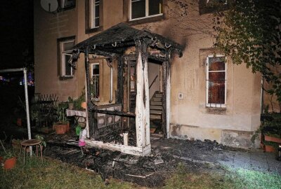 Update: Brandstiftung an Wohnhaus- Tatverdächtiger festgenommen - Gegen 23.30 Uhr an der Reicker Straße kam es zu einem Brand. Foto:Roland Halkasch