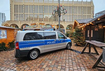 Update: Buttersäureanschlag auf Chemnitzer Weihnachtsmarkt: Angriff auf Waffelbäckerei - Heute Vormittag gegen um 11 Uhr kam es zu einem Buttersäureanschlag auf dem Chemnitzer Weihnachtsmarkt. Foto: Harry Härtel