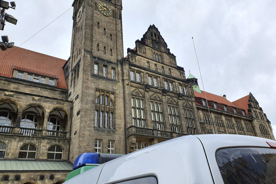 UPDATE: Chemnitzer Rathaus-Evakuierung beendet - Die Polizei durchsucht das Gebäude. Foto: Jan Härtel