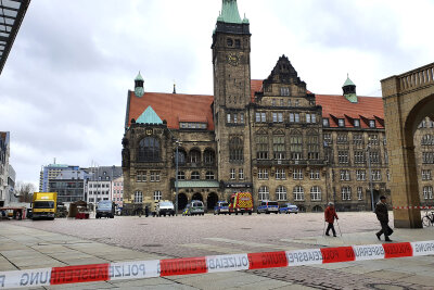 UPDATE: Chemnitzer Rathaus-Evakuierung beendet - Der Markt wurde geräumt und gesperrt. Foto: Jan Härtel