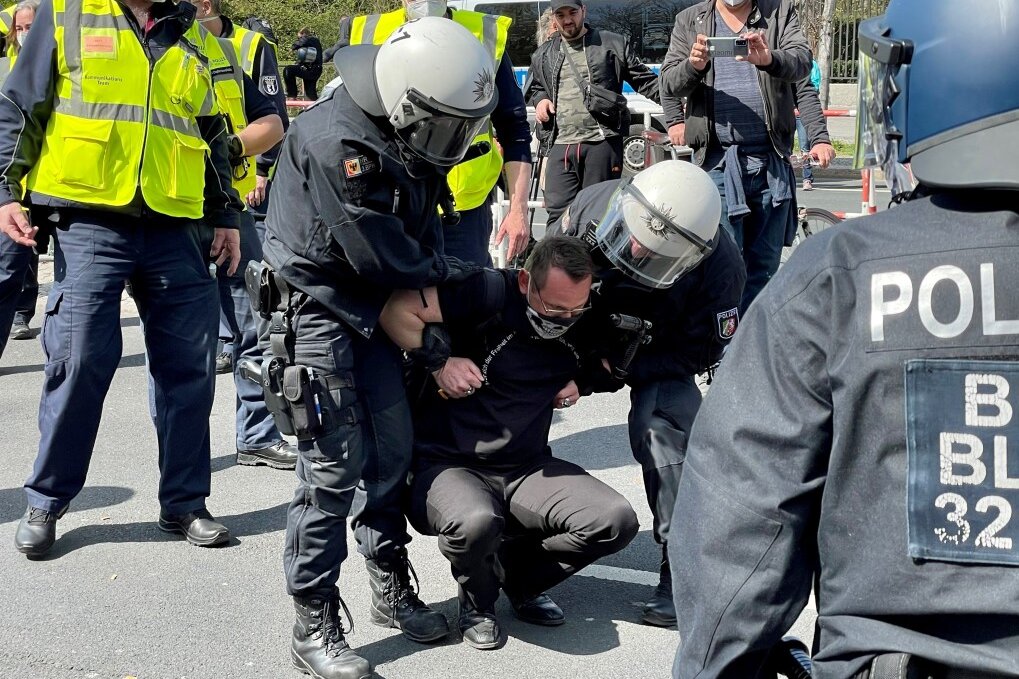 Die Demo wurde von der Polizei unter Anwendung von Zwangsmaßnahmen aufgelöst. Foto: Daniel Unger
