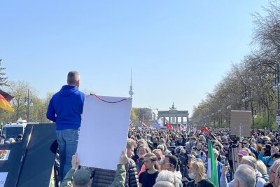 In Berlin haben sich einige Menschen versammelt, um gegen das Infektionsschutzgesetz zu demonstrieren. Foto: Daniel Unger