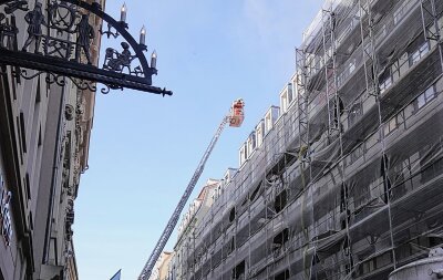 Update: Dachstuhlbrand am Dresdner Neumarkt: Feuerwehr rettet zwei Bauarbeiter - Die Löscharbeiten gestalten sich herausfordernd. Foto: Roland Halkasch