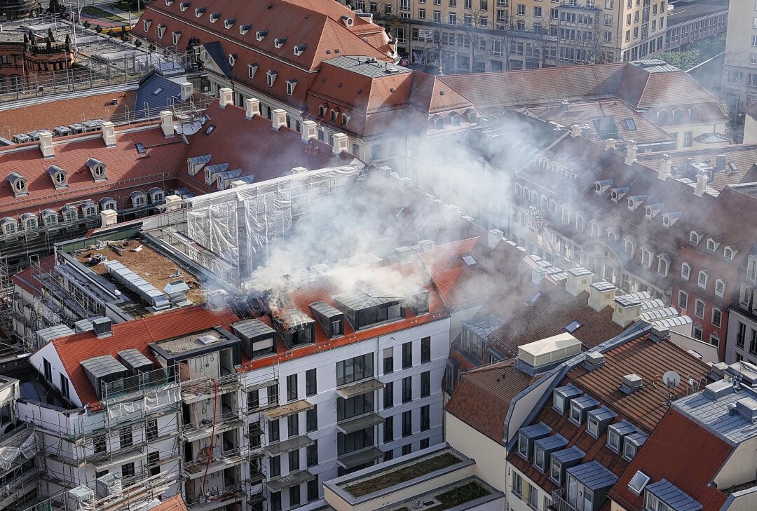 Update: Dachstuhlbrand am Dresdner Neumarkt: Feuerwehr rettet zwei Bauarbeiter - Die Löscharbeiten gestalten sich herausfordernd. Foto: Roland Halkasch