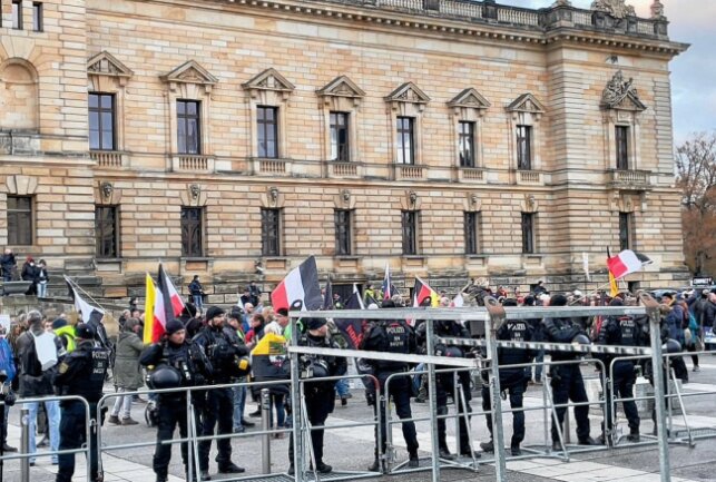 Update: Demo "Ami go home" frühzeitig wegen Gegenprotestanten beendet - Demogeschehen in Leipzig. Foto: Daniel Unger