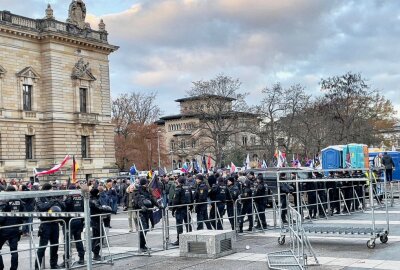 Update: Demo "Ami go home" frühzeitig wegen Gegenprotestanten beendet - Demogeschehen in Leipzig. Foto: Daniel Unger