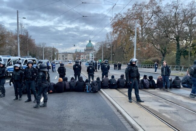 Die linken Gruppierungen haben bereits die ersten Sitzblockaden auf der Friedrich-Ebert-Straße errichtet. Foto: Daniel Unger