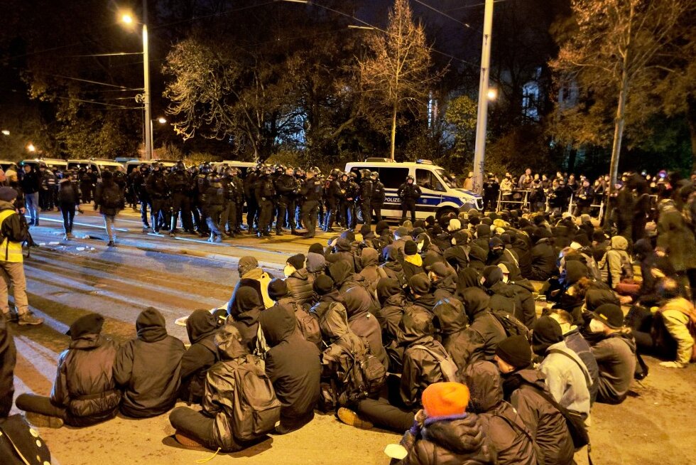 Sitzblockade steht kurz vor Räumung durch die Polizei. Foto: Daniel Unger