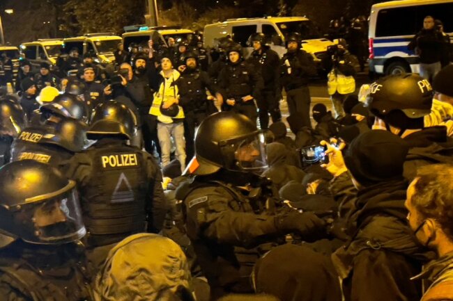 Sitzblockade wird von der Polizei geräumt. Foto: Daniel Unger