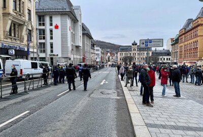 Update: Demo in Aue setzt sich trotz Polizeiverbot in Bewegung - Demonstration am Samstag auf dem Altmarkt in Aue. Foto: Daniel Unger