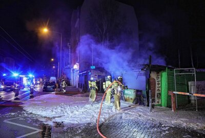 Update: Dönerladen in Dresden brennt vollständig aus - Brand im Dönerladen. Foto: Roland Halkasch