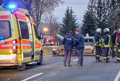 Update: Drei Schwerverletzte nach Massenkarambolage im Vogtland - Massenkarambolage im Vogtland - Unfall mit vier Fahrzeugen. Foto: Igor Pastierovic
