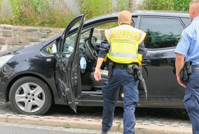 Update: Drei Unfälle in Beierfeld - Flüchtiger Fahrer von der Polizei ausfindig gemacht - Gegen 9 Uhr kam es am Dienstagmorgen auf der August Bebel-Straße in Beierfeld zu einem Unfall zwischen einem PKW Opel und einem Motorrad. Foto: Niko Mutschmann