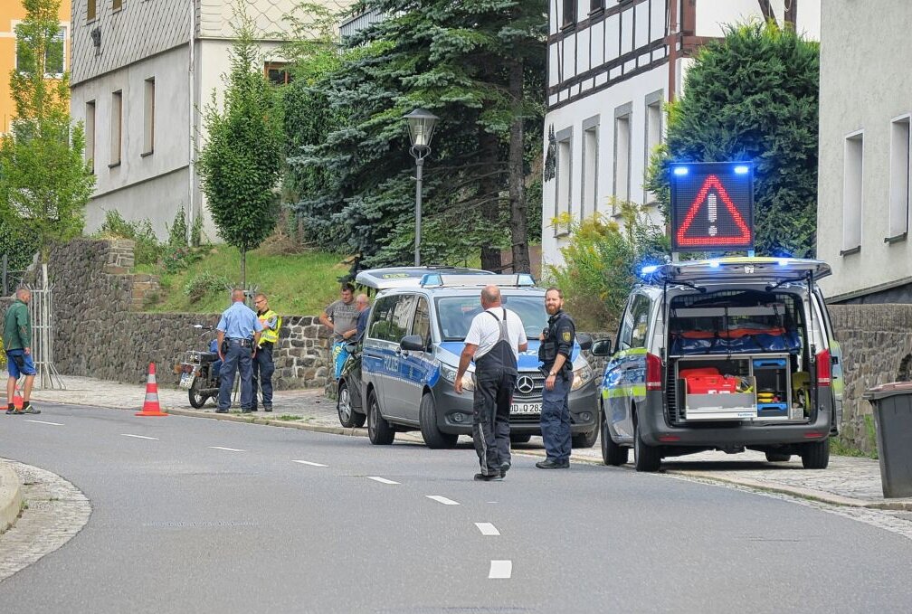 Gegen 9 Uhr kam es am Dienstagmorgen auf der August Bebel-Straße in Beierfeld zu einem Unfall zwischen einem PKW Opel und einem Motorrad. Foto: Niko Mutschmann