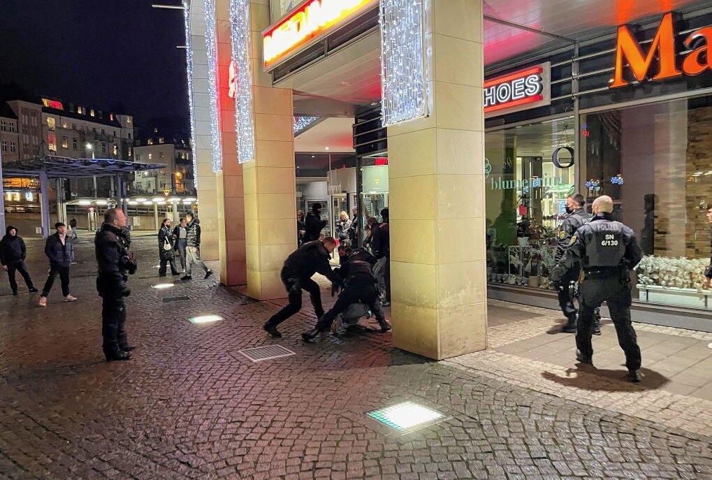 Update: Drei Verletzte nach vermeintlichem Waffen-Angriff in Plauen - Zwei Jugendliche wurden von der Polizei zu Boden gebracht. Foto: Privat