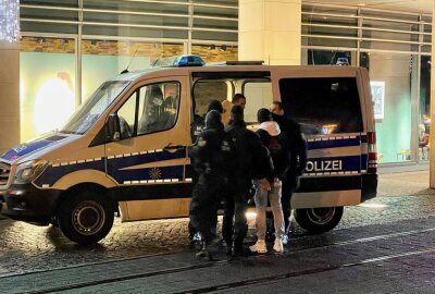 Update: Drei Verletzte nach vermeintlichem Waffen-Angriff in Plauen - Zwei Jugendliche wurden von der Polizei zu Boden gebracht. Foto: Privat