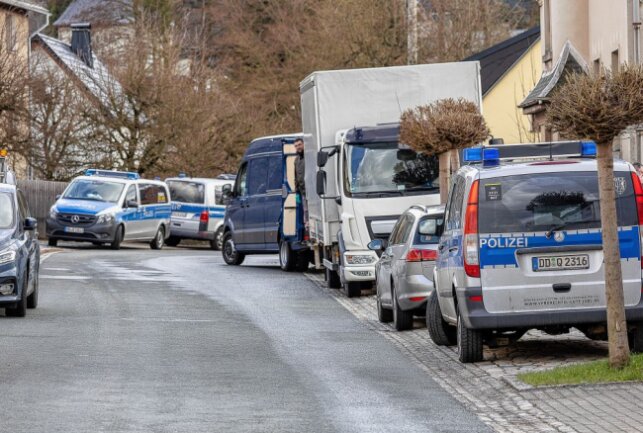 Update: Drogenplantage im Vogtland: Zwei LKW-Ladungen Beweismittel sichergestellt - In Kottengrün wurde eine Cannabis-Plantage geräumt. Foto: David Rötzschke