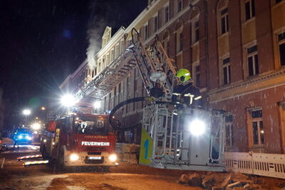Update: Ein Toter nach Wohnungsbrand auf dem Sonnenberg -  Wohnungsbrand in voller Ausdehnung auf dem Sonnenberg. Foto: Harry Härtel
