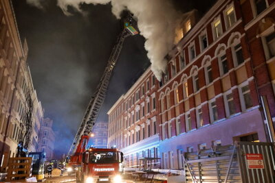 Update: Ein Toter nach Wohnungsbrand auf dem Sonnenberg -  Wohnungsbrand in voller Ausdehnung auf dem Sonnenberg. Foto: Harry Härtel