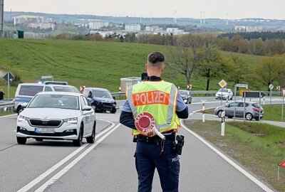 Update: Elfjährige schwer verletzt nach Crash auf B95 in Chemnitz - Der Verkehr wurde halbseitig vorbeigeleitet. Foto: Harry Härtel