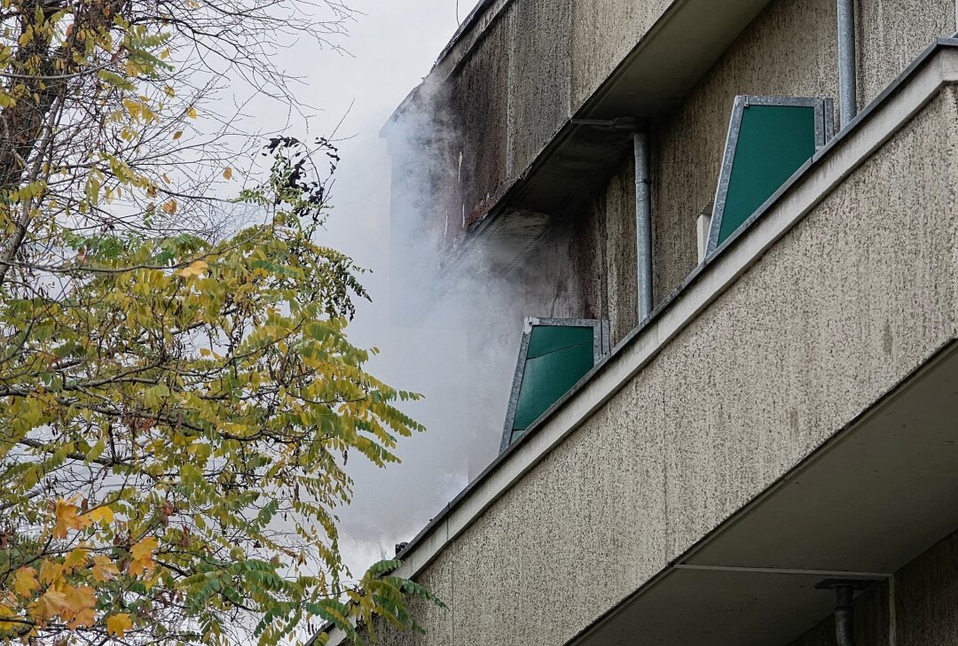 Update: Ermittlungen wegen versuchten Mordes nach Brand in Dresden - Am Donnerstag kam es gegen 8.45 Uhr an der Gabelsbergerstraße zu einem Wohnungsbrand. Foto: Roland Halkasch