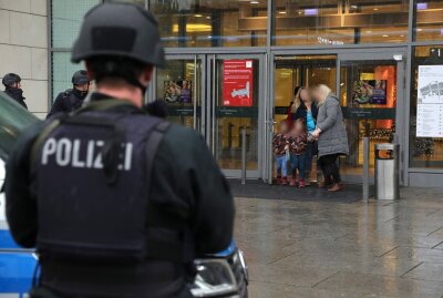 Update: Ermittlungen zum Tatablauf der Dresdner Geiselnahme abgeschlossen - Anschlag in Dresden. Mann mit Waffe unterwegs. Die Polizei sichert den Bereich. Foto: Roland Halkasch