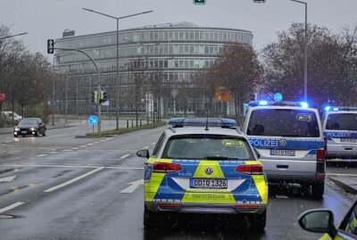 Update: Ermittlungen zum Tatablauf der Dresdner Geiselnahme abgeschlossen - Anschlag in Dresden. Mann mit Waffe unterwegs. Die Polizei sichert den Bereich. Foto: Roland Halkasch